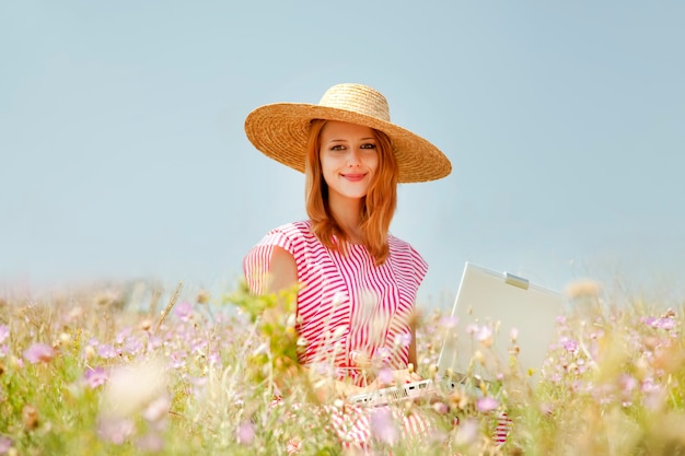 Chica de estilo retro en el campo.