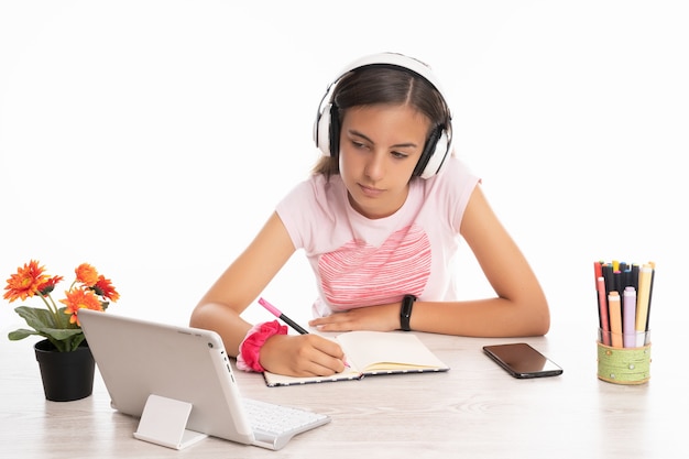 Chica estudiando en casa y haciendo los deberes