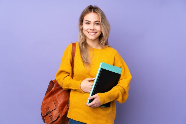 Chica estudiante adolescente aislada sonriendo mucho