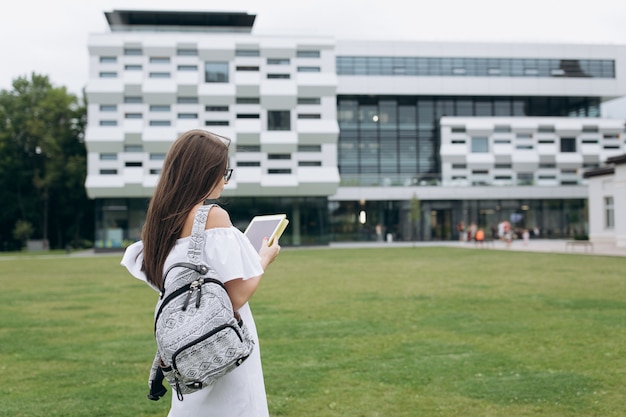 Chica estudiante adolescente feliz yendo a la universidad