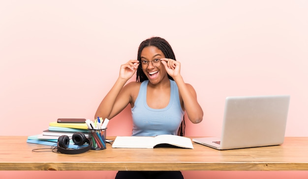 Chica estudiante adolescente con gafas y sorprendido