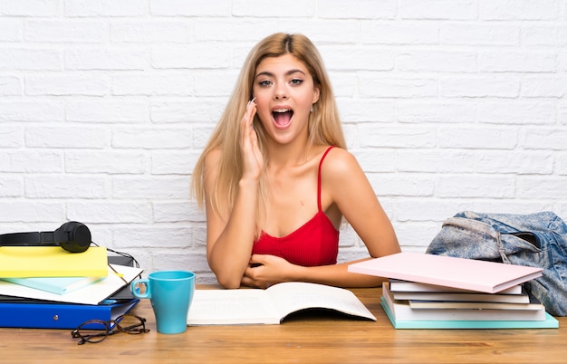 Chica estudiante adolescente en el interior