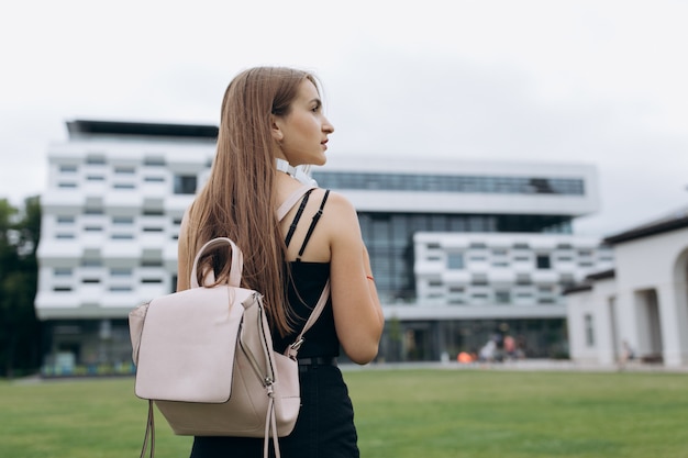 Chica estudiante adolescente con mochila ir a la universidad