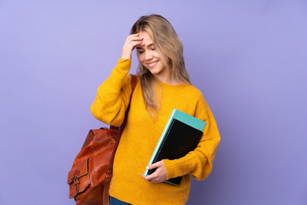 Chica estudiante adolescente en púrpura riendo