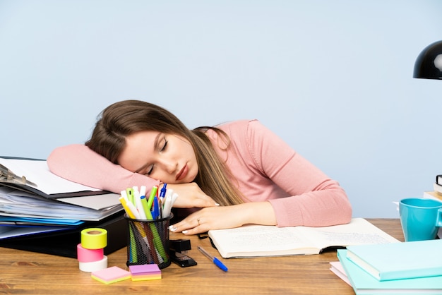 Foto chica estudiante adolescente en su habitación