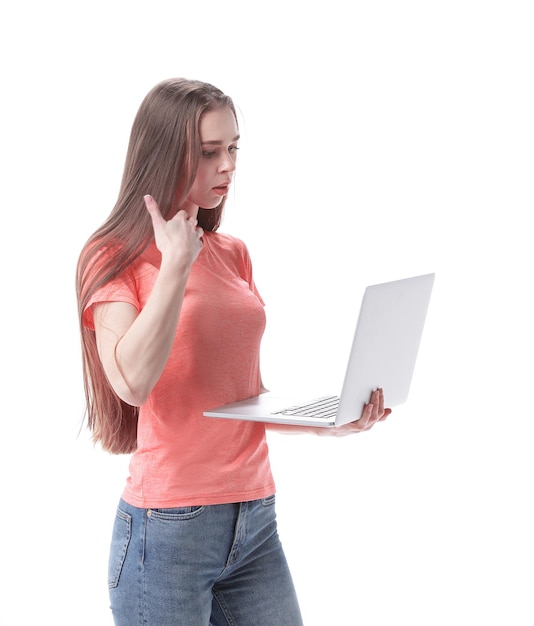 Chica estudiante atenta con portátil aislado sobre fondo blanco.