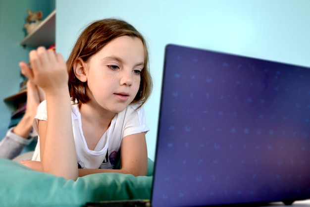 Chica estudiante clase de aprendizaje en línea estudio en línea videollamada zoom profesor