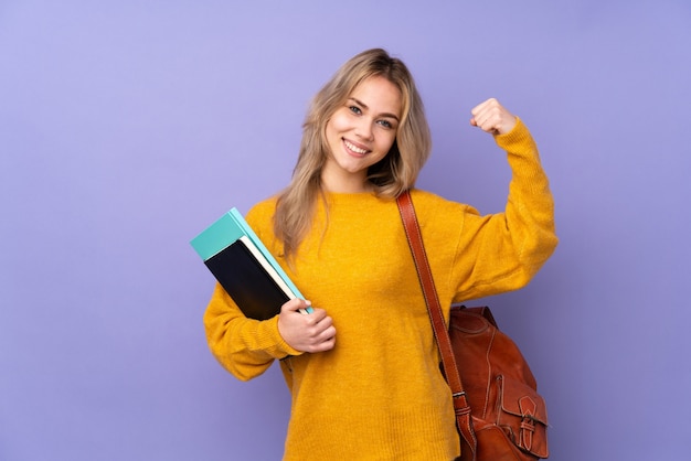 Chica estudiante con cuadernos y mochila