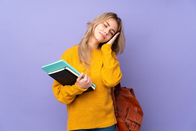 Chica estudiante con cuadernos y mochila