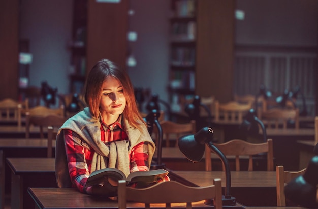 Chica estudiante elegante casual exitosa viste