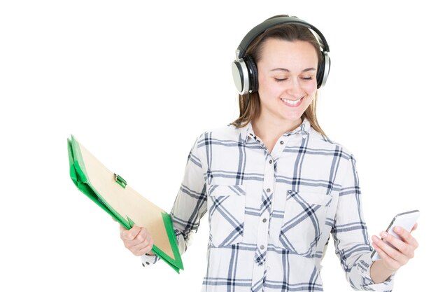 Chica estudiante escuchando música desde su teléfono con auriculares