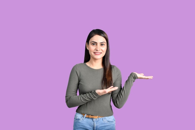 Chica estudiante feliz adolescente sobre fondo púrpura modelo pakistaní indio