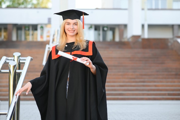 Chica estudiante graduada de tema educativo en un vestido académico