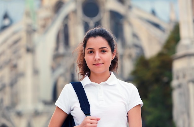 Chica estudiante hermosa en la ciudad de París