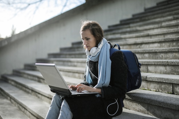 Chica estudiante con una laptop