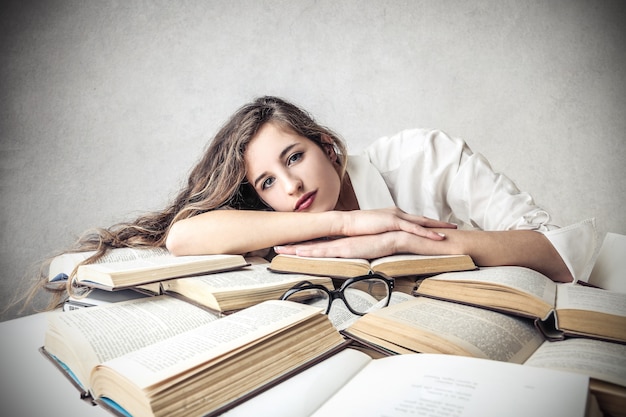 Chica estudiante con libros