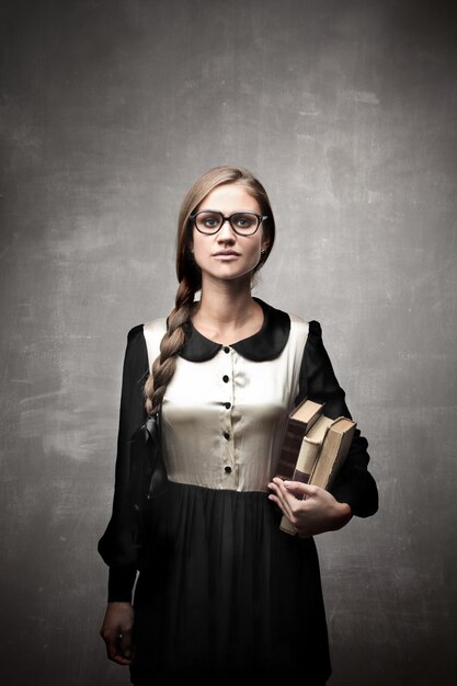 Chica estudiante con libros