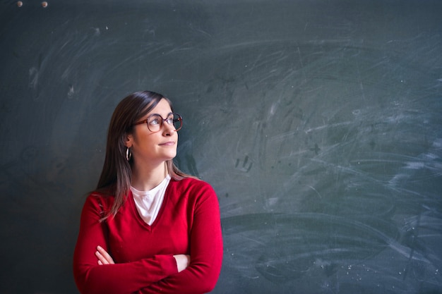 Chica estudiante pensando