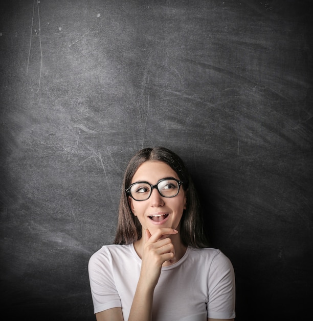 Foto chica estudiante preguntándose