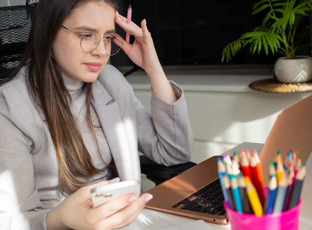 Chica estudiante preparándose para el examen en casa