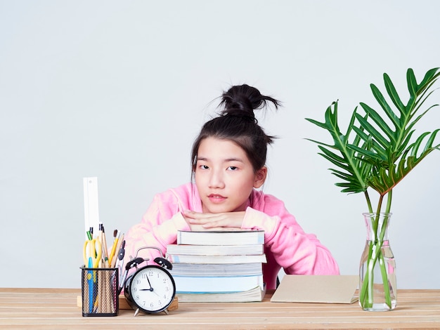 Chica estudiante sonriendo sentado en el escritorio.