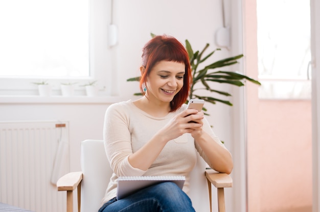 Chica estudiante con teléfono móvil