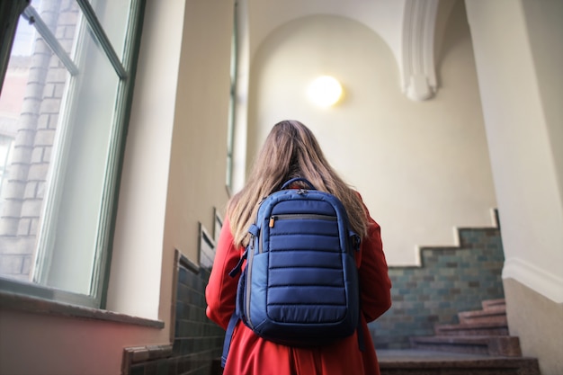 Chica estudiante en la universidad