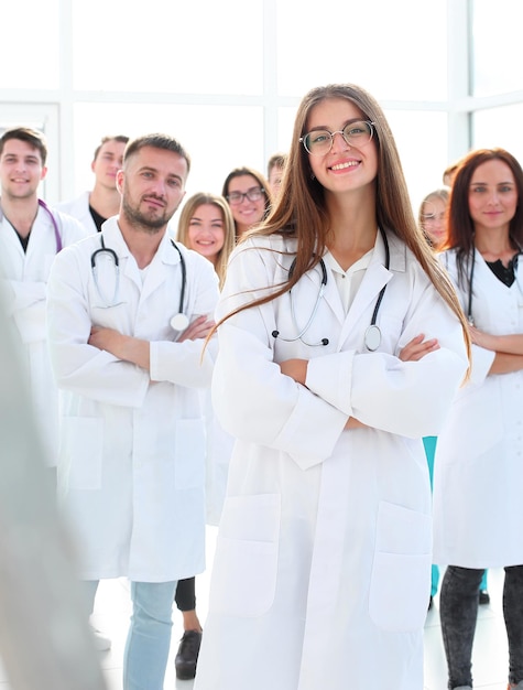 Chica estudiante de vista trasera de pie frente a la pantalla en blanco blanco