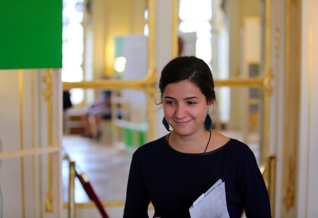 Chica estudiantes divirtiéndose afuera