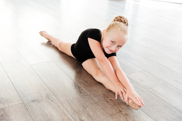 chica en el estudio de ballet