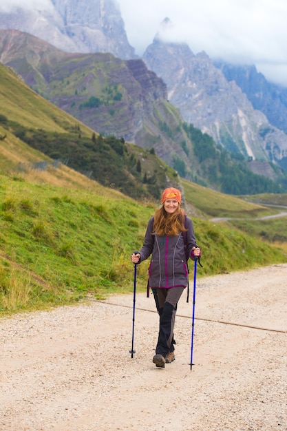 Chica excursionista en un sendero en los Dolomitas