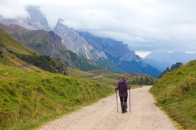 Foto chica excursionista en un sendero en los dolomitas