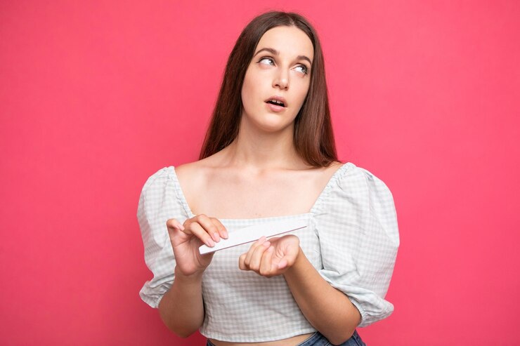 Chica de expresión facial arrogante puso los ojos en blanco, fondo rosa, emociones