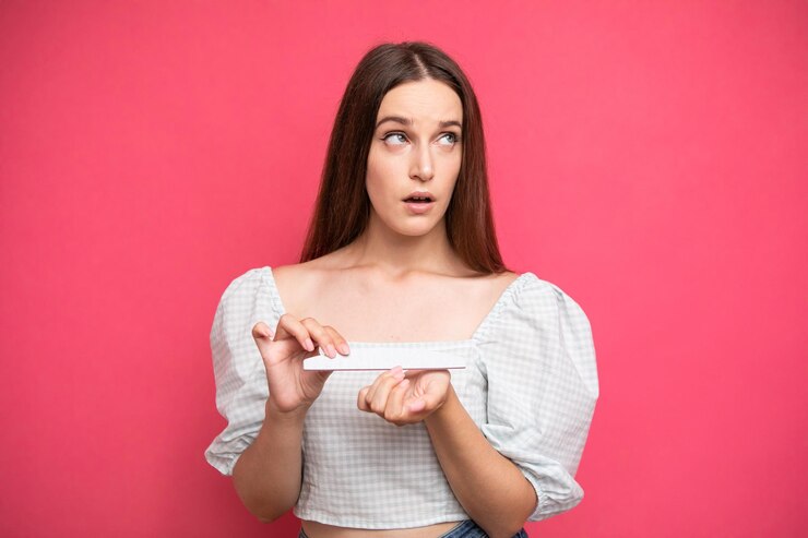 Chica de expresión facial arrogante puso los ojos en blanco, fondo rosa, emociones