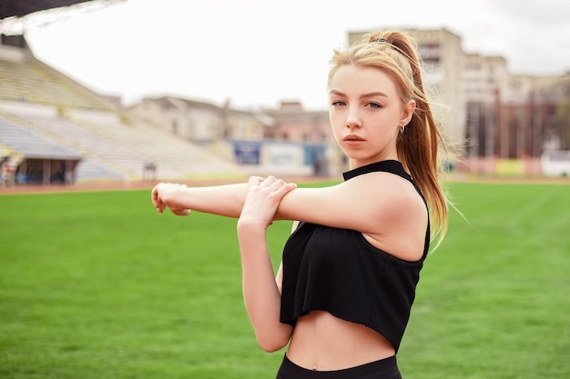 Chica se extiende en el estadio