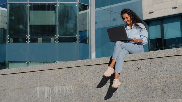 Chica feliz, alegre y despreocupada, estudiante, mujer de negocios, empresaria, trabajadora, gerente, jugador, independiente.