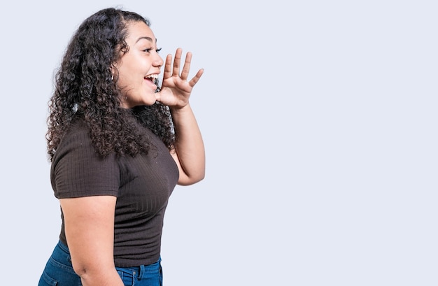 Chica feliz anunciando algo aislado mujer hermosa gritando y anunciando un anuncio aislado