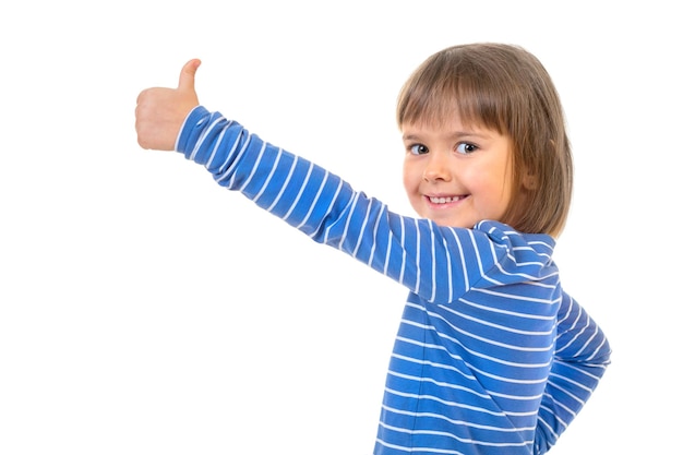 Chica feliz apuntando su pulgar hacia arriba sobre un fondo blanco.