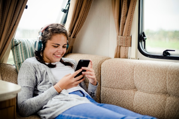 Chica feliz con auriculares disfrutando de su música