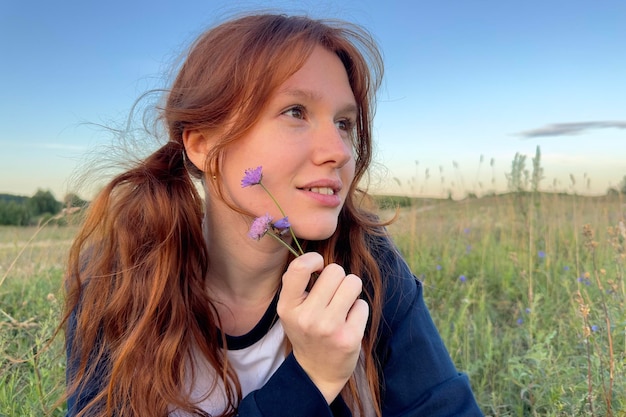 Chica feliz en el campo en verano al amanecer o al atardecer disfrutando de la naturaleza