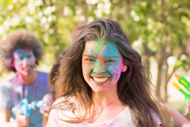 Chica feliz cubierta de pintura en polvo