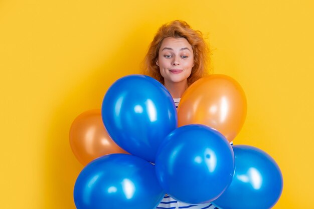 Chica feliz cumpleaños sostener globos en estudio chica alegre con globo para fiesta de cumpleaños aislado sobre fondo amarillo chica de fiesta de cumpleaños