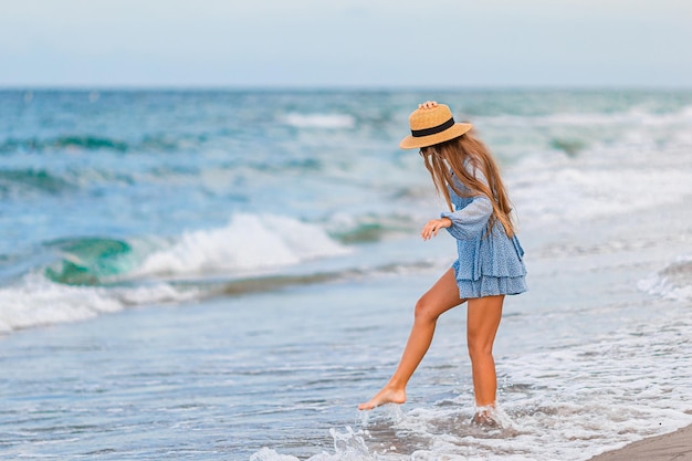 Foto chica feliz disfrutando de las vacaciones de verano en la playa