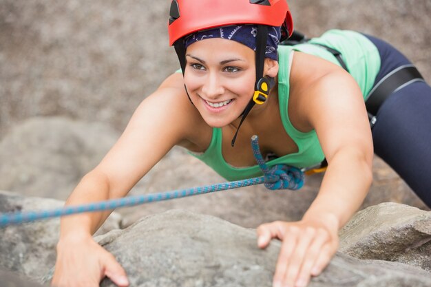 Chica feliz escalada cara de roca