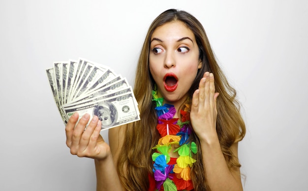 Chica feliz ganando un montón de dinero