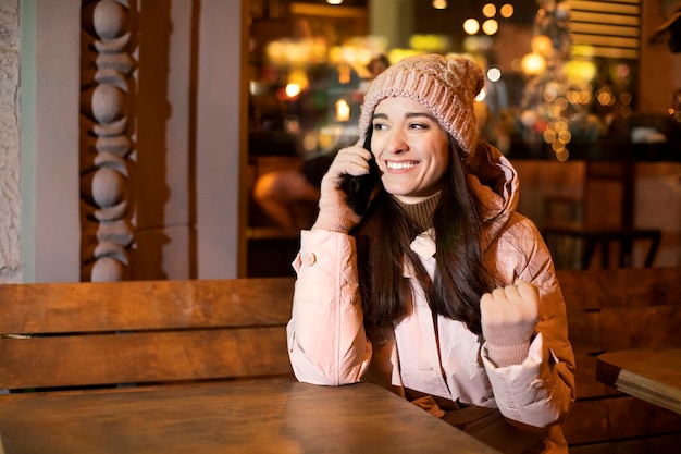 Chica feliz hablando por teléfono