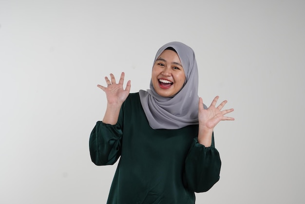 Foto chica feliz hijab malayo adolescente asiático traje verde casual