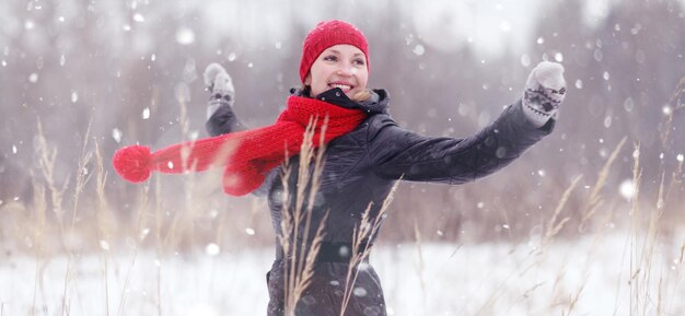 chica feliz invierno nieve corre