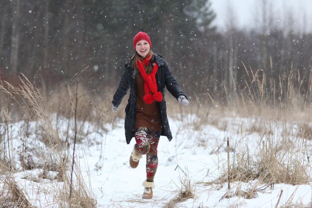 chica feliz invierno nieve corre