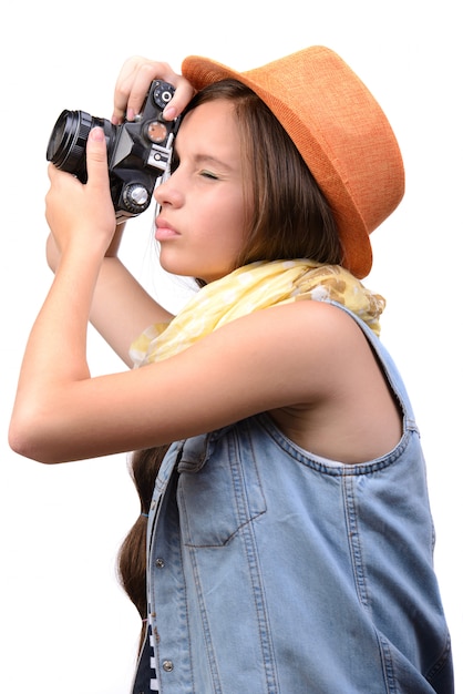 Chica feliz joven fotógrafo sonriendo con cámara